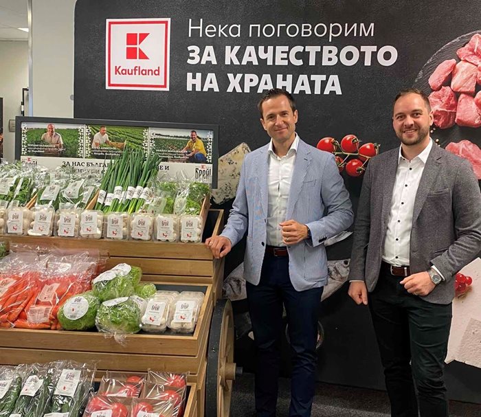 Иван Чернев, главен изпълнителен директор на Kaufland България заедно с  Иван Иванов, ръководител направление „Плодове, зеленчуци и цветя“ в Kaufland.