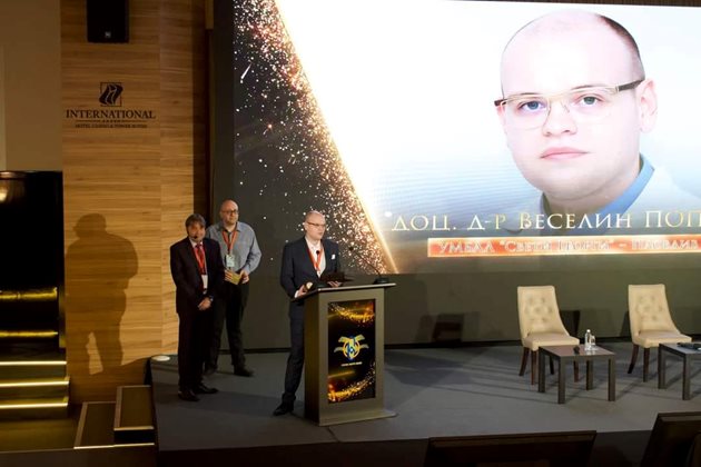 Доцент Веселин Попов говори след получаването на наградата си.


Снимка: фейсбук