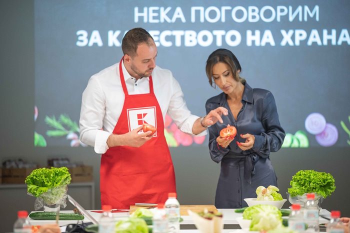 Иван Иванов, ръководител направление „Плодове, зеленчуци и цветя“ в Kaufland България заедно с журналистката Биляна Гавазова демонстрират свежестта на розовият домат под марката "Брей".