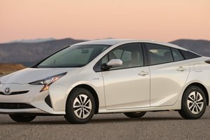 Toyota доказва икономичността на хибридната си технология с моделите на Prius. Снимки: производителите