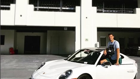 Григор движи с бяло Porsche в Маями
