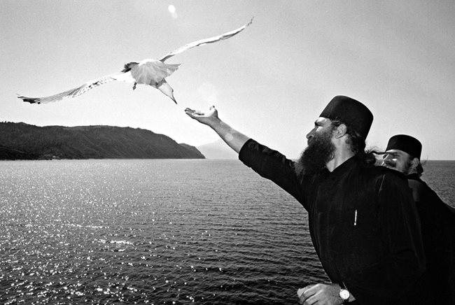 Монах храни птица, докато пътува с ферибота от Уранополи към Света гора. Това е  кадърът, с  който Йордан Симеонов  печели  престижна  награда.