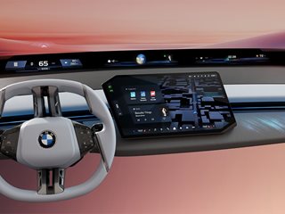 BMW качва дисплея на цялото предно стъкло, а воланът е със светещи бутони (видео)