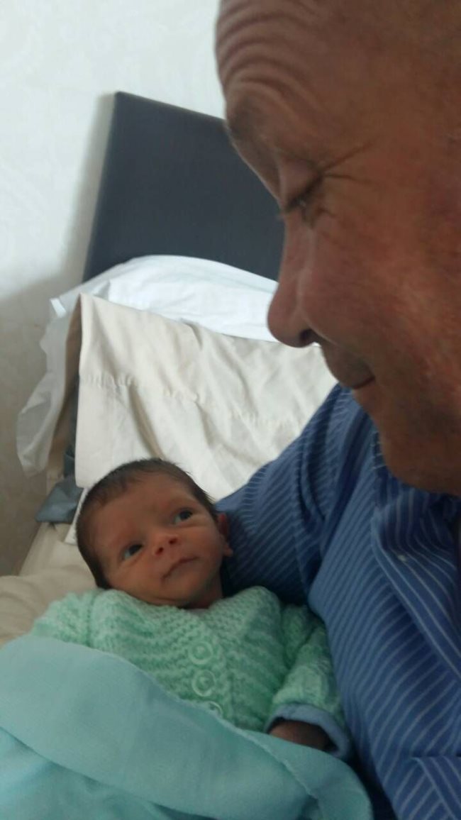 Бащата Стоян е прегърнал сина си няколко дни след раждането му в болницата в Манчестър.