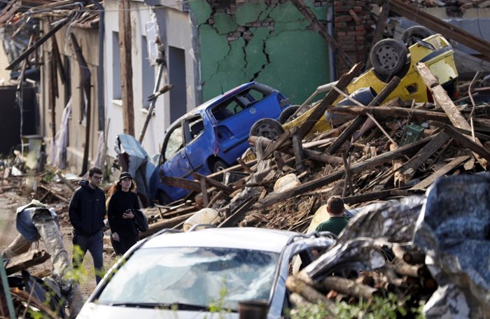 Къщи и коли са унищожени в село Микулчице.
СНИМКИ: РОЙТЕРС