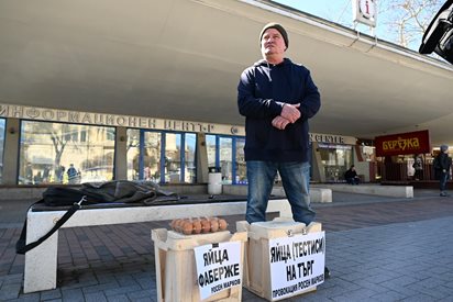 Варненски шегаджия с необичаен протест срещу скъпите яйца (Снимки)