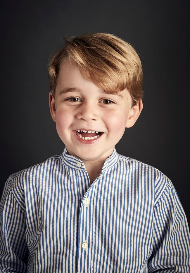 Херцозите на Кембридж Уилям и Катрин разпространиха нова официална портретна снимка на сина си принц Джордж. СНИМКА: Ройтерс