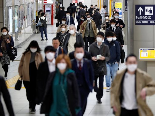 В Япония много хора ходят на работа
въпреки извънредното положение