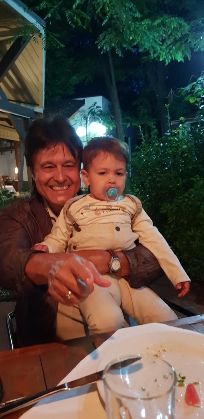 Благовест Аргиров заедно с първия си внук Леон още като бебе.