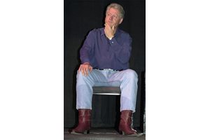Бившият президент на САЩ Бил Клинтън демонстрира дизайнерски дънки и каубойски ботуши на концерт във Вашингтон. Вляво - модните тенденции при дънките се менят всеки  сезон.
