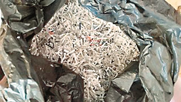 Купчина настъргана хартия, която да се използва за компостиране на червеи