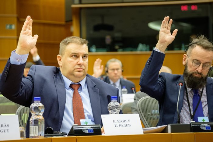 Документът, изготвен с активното участие на българския евродепутат от ГЕРБ/ЕНП Емил Радев, беше приет от Комисията по правни въпроси на Европейския парламент. Снимка ГЕРБ
