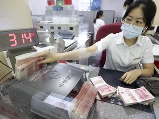 Търговската политика на САЩ увеличава интереса към юана в международните разплащания, смятат експерти