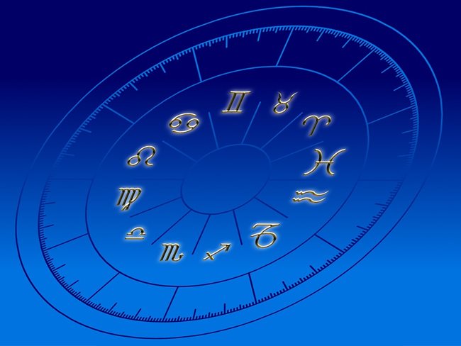 Много хора вярват в хороскопи, даже правителства се съставят според движението на планетите.