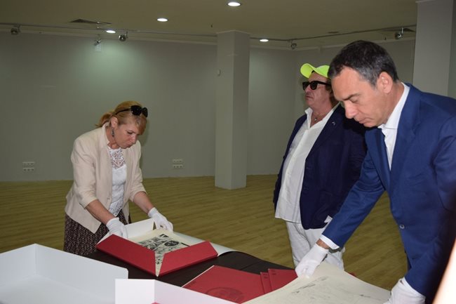 Кметът Димитър Николов  и зам.кметът по култура Диана Саватева разглеждат уникалните творби на Пикасо.
