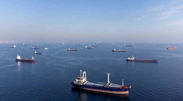 Търговски кораби, включително плавателни съдове, които са част от черноморската сделка за зърно, чакат да преминат през Босфора