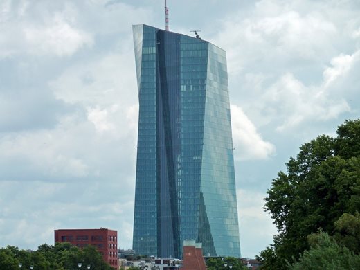 Вицепрезидентът на ЕЦБ: Еврозоната е изправена пред слаб растеж и рецесия