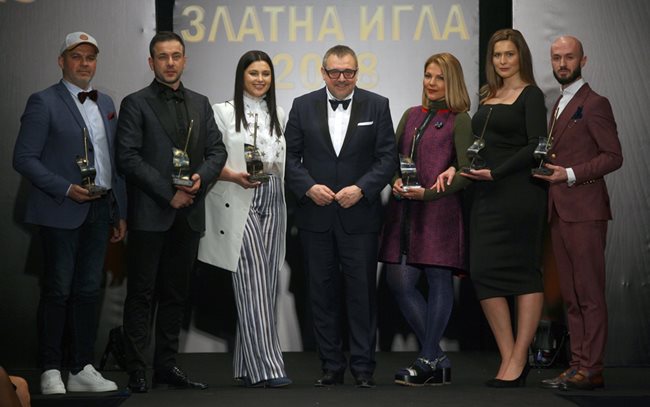 Носителите на приза "Златна игла" се щракнаха с организатора на вечерта - проф. Любомир Стойков