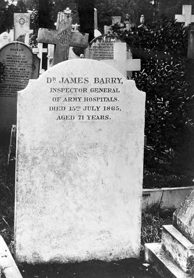 На надгробната плоча също е изписано името, с което Маргарет била известна приживе - Джеймс Бари.