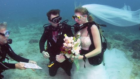 Двойка се ожени под водата (Видео)