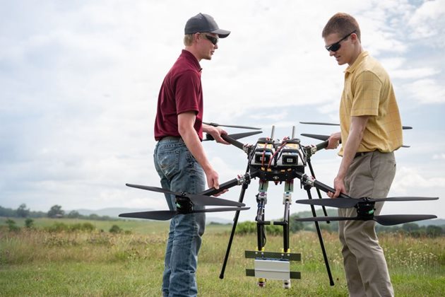 Джеръми Спинк, инженер в MAAP, и студентът стажант Матю Форан носят снабден с радар дрон до мястото на изстрелване по време на тестовете на НАСА
Снимки: Virginia Tech