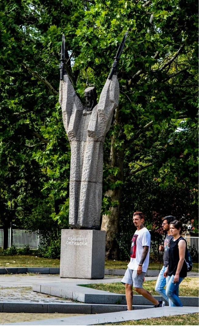 Паметникът на Климент Охридски, дело на скулптора Любомир Далчев, брат на поета Атанас Далчев