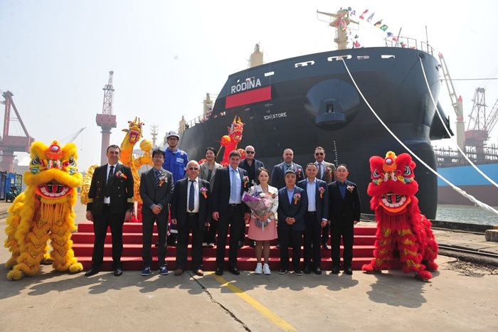 В китайската корабостроителница  Jiangsu Yangzi-Mitsui Shipbuilding бе вдигнат флагът на петия в историята на Параходство БМФ кораб с името „Родина".