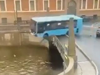 Автобус падна в река в Санкт Петербург, най-малко един е загинал (Видео)