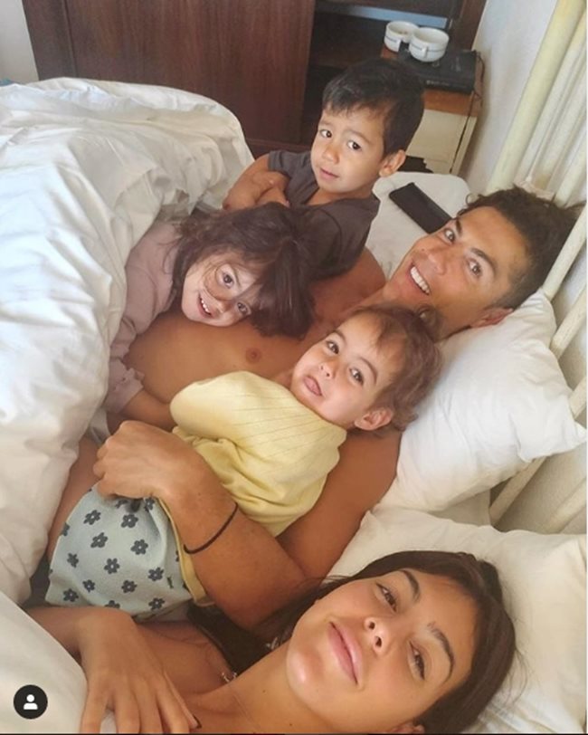 Тази е семейната снимка на Роналдо, от последните в инстаграм профила му.