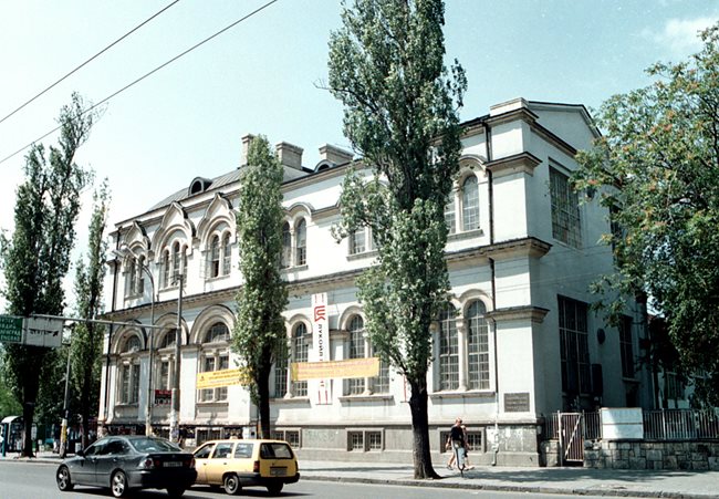 Домът на Националната художествена академия. Зад нея и градинката между парламента и СУ е трябвало да бъде построена административна сграда на НС.