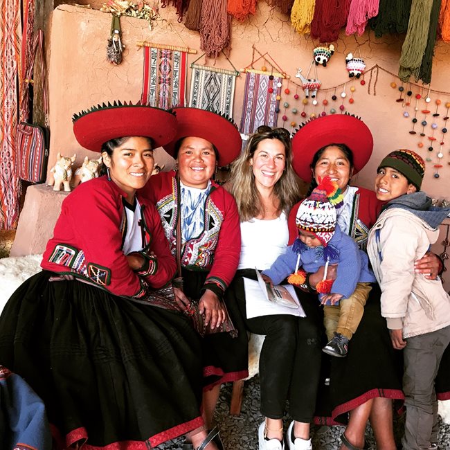 С майки от местно племе в Перу
