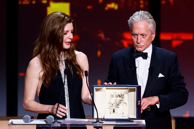Майкъл Дъглас с почетната награда "Златна палма" до водещата на церемонията Киара Мастрояни