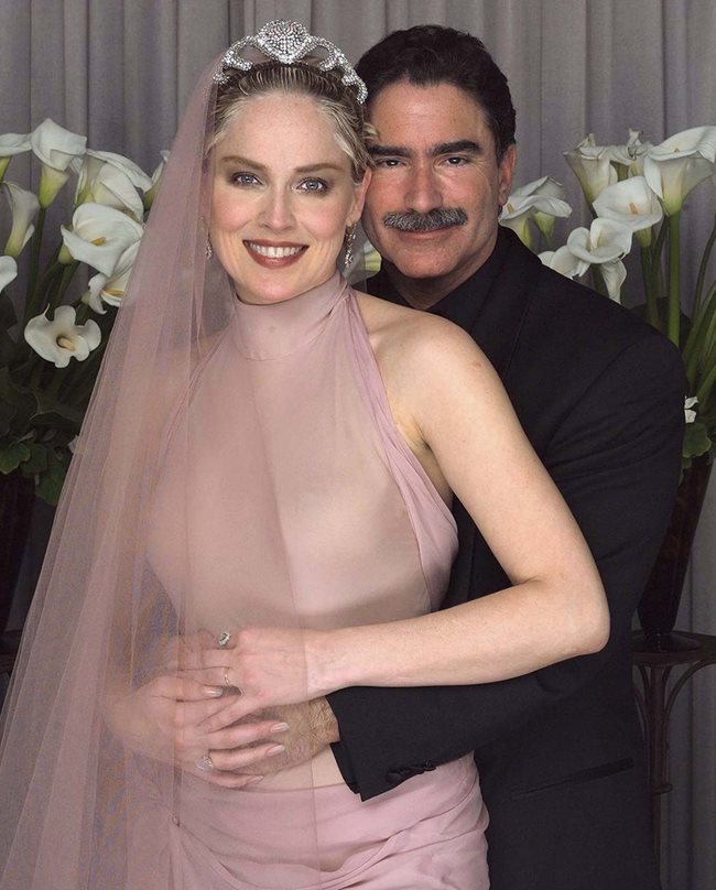 На 39 години Шарън Стоун се омъжва за вестникарския издател Фил Бронстейн. Сватбата е в Бевърли хилс на 14 февруари 1998 г. - Деня на Свети Валентин.