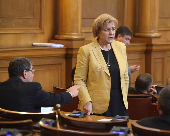 Шефката на бюджетната комисия Менда Стоянова обясни в сряда в парламента какви промени се правят в закона за акцизите.
