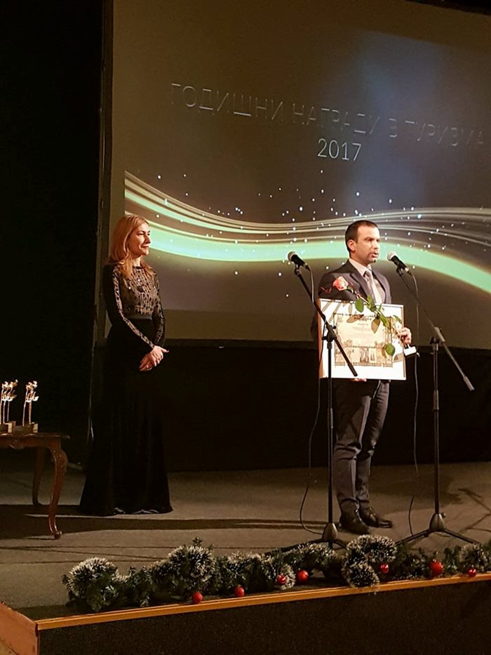 Министър Николина Ангелкова наградата в категория туристическа дестинация, която бе получена от кмета на Сандански Кирил Котев
