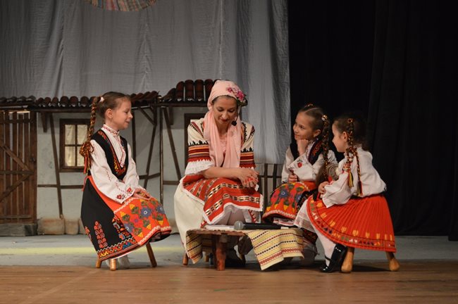 Домакините и организатори на събитието – танцов клуб „Абритус” към Народно читалище „Бузлудва 2010” поздравиха всички участници със специално подготвена фолклорна програма.
