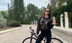 Карайки колело, певицата Глория се порадва на хубавото време (Видео, снимки)