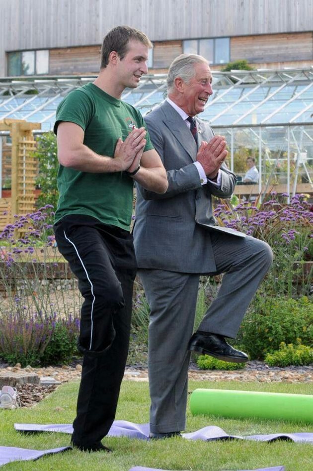 Принц Чарлз демонстрира йога упражнения с английски ветеран от Афганистан.