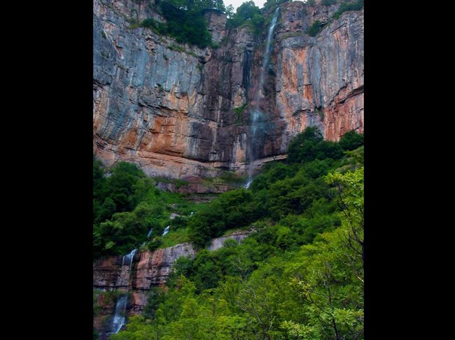 Ето снимка на водопада Скакля при град Враца.Той е непостоянен и е висок 141метра.
Сали Орцева, Велинград
[rikironkata@abv.bg]

