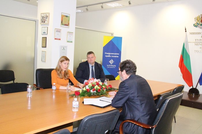 Министърът на туризма Николина Ангелкова се срещна с генералния секретар на Организацията за черноморско икономическо сътрудничество (ЧИС) Майкъл Христидес. Снимки министерство на туризма.