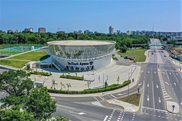 Фотоволтаичната централа ще бъде изградена на покрива на “Парк Арена ОЗК”.