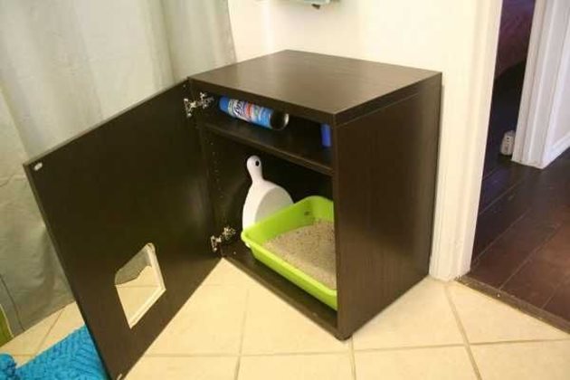 Може да сложите тоалетната на котката в такъв шкаф с вратичка
