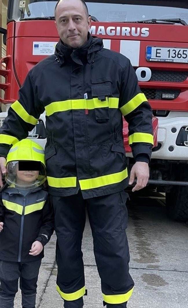 Внукът на Николина Чакърдъкова Христо, от дъщеря й Мария, се влюбил в пожарната кола. СНИМКИ: Фейсбук на Мария Чакърдъкова
