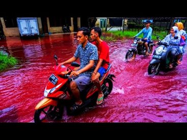 Кървавочервена вода заля индийско село (Видео)