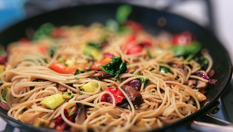 Спагети със спанак, гъби и домати