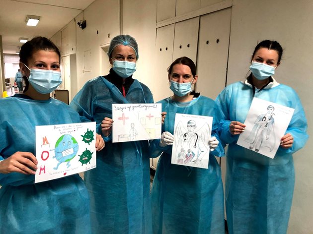 Част от акушерките по време на дежурство в COVID отделението с рисунки, изпращани им от деца.