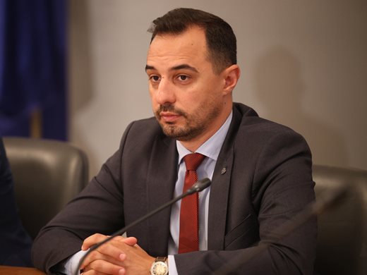Богданов представи нов шеф на ДКК, намалява заплатите 50%