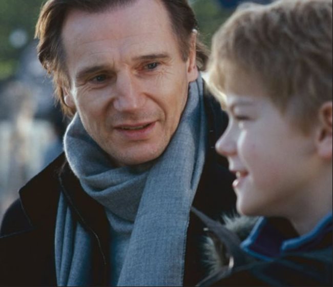 Лиъм Нийсън в ролята на Даниел (вляво) в кадър от “Наистина любов” с Томас Броуди-Сангстър (Сам).