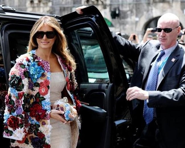Мелания Тръмп облече манто за 51 000 долара в Сицилия. Снимки: Туитър