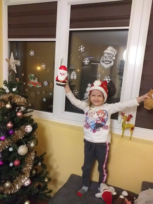 Това е Венцислава Узунова, на 4 години, от Варна. Чака с нетърпение Дядо Коледа и многото подаръци, които желае. С всеки изминал ден желанията  се увеличават и променят. Но най-много иска да има още играчки на Peppa Pig и George.